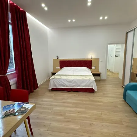 Redvelvet Blloku * Tirana